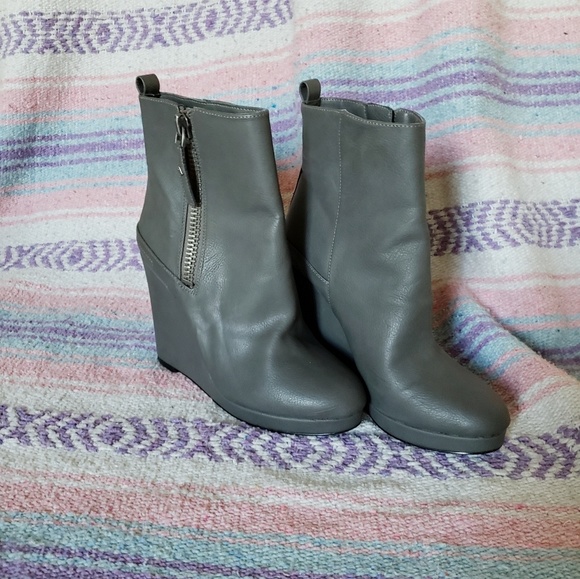 💸SOLD💸 Grey Nine West "Hartnsol" Booties - Picture 3 of 5